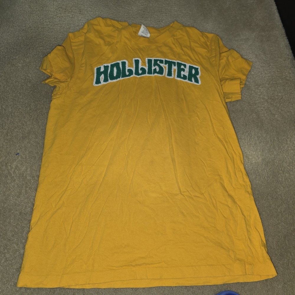 VINTAGE Hollister TEENS  Tee in Yellow with Green Logo SIZE XL YOUNG MENS TEENS